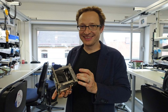 David Bermbach with skeleton of Alexa Mini. It’s built somewhat like a Mac Pro, with a central cooling chimney and unibody skeleton. Unlike the Mini, Amira and Alexa bodies are structural.